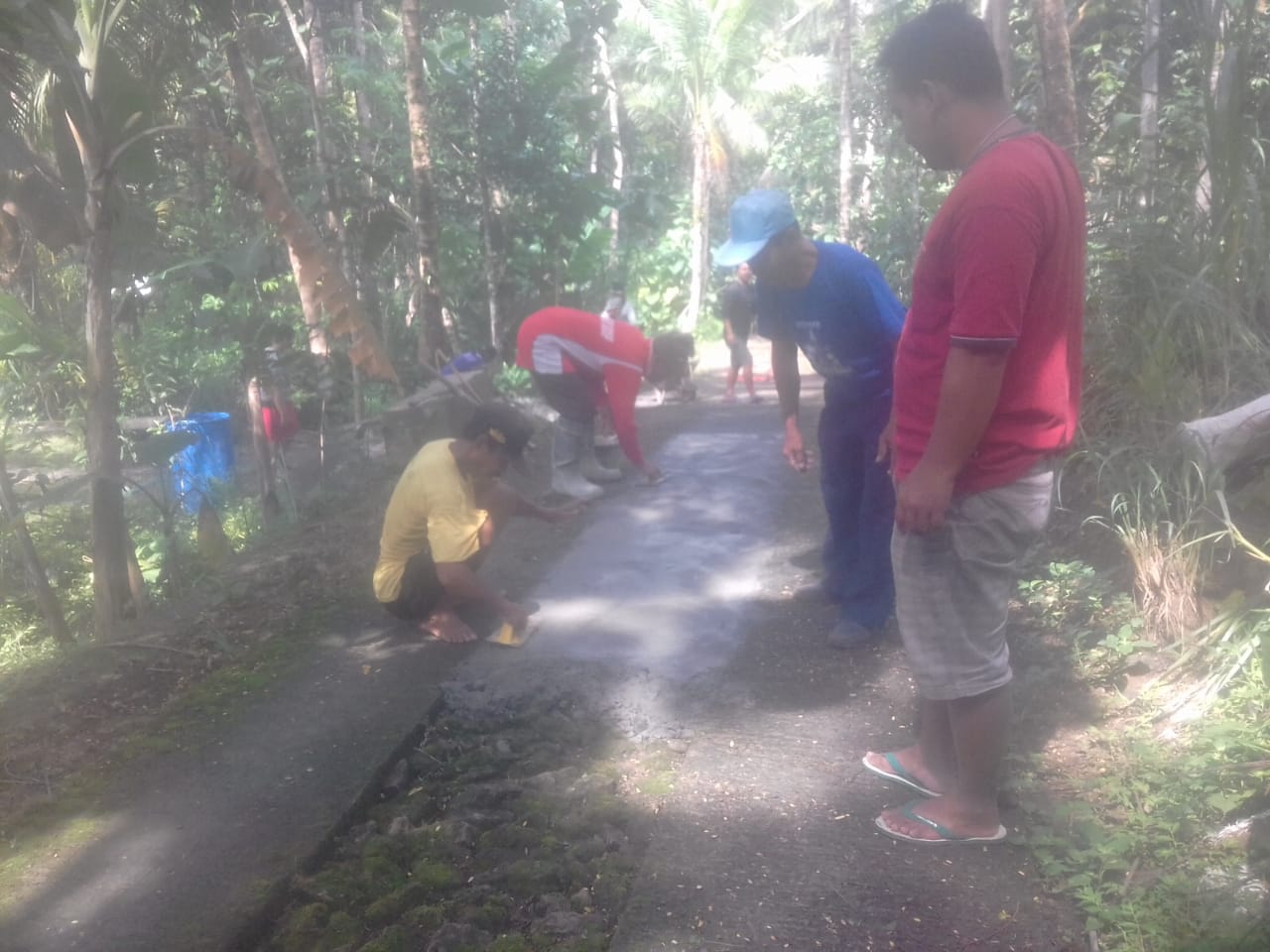 Warga RT 92/26 Anjir Kerjabakti Menyempurnakan Jalan Corblok
