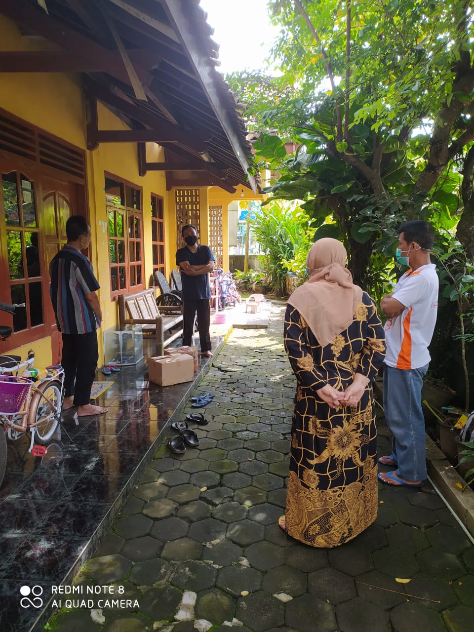 Warga RT 06 Ngaseman Bersolidaritas Membantu Warga yang Karantina