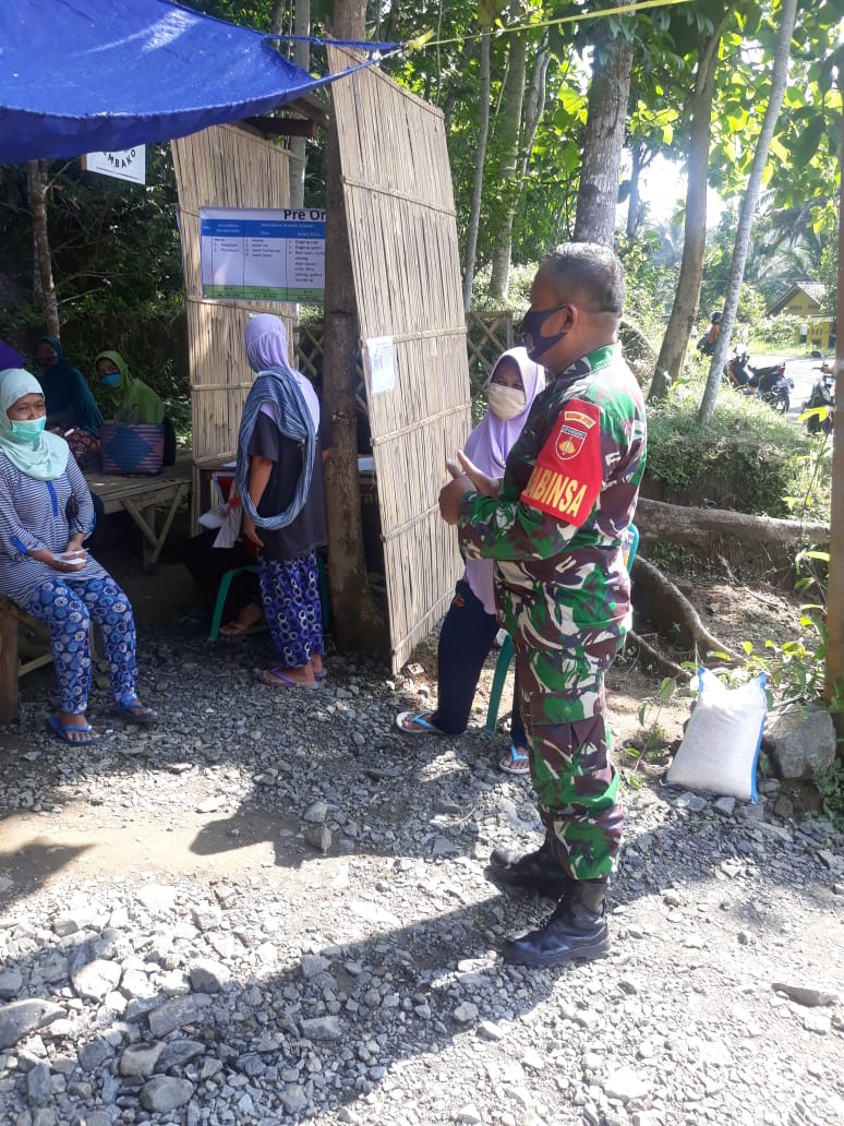 Babinsa Hargorejo Pantau Pendistribusian BPNT
