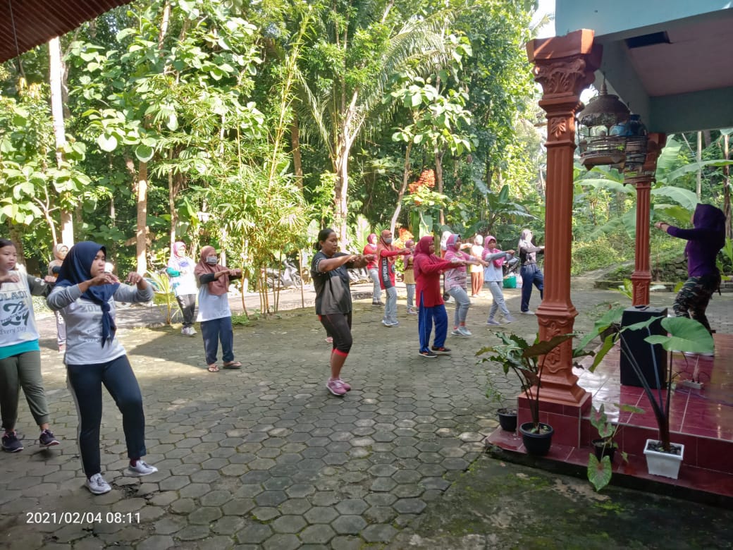 Warga RT 104 Lakukan Senam Rutin