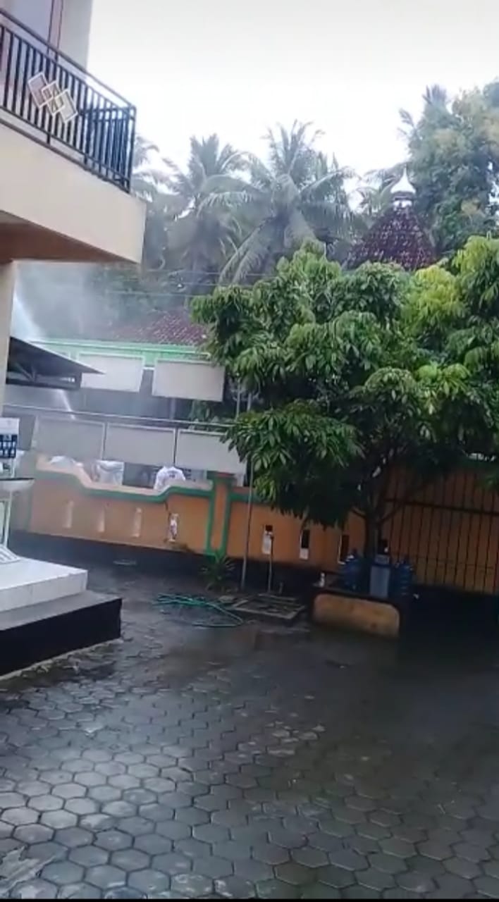 BRIMOB  DAN POLSEK KOKAP KERJASAMA LAKUKAN PENYEMPROTAN SARANA UMUM