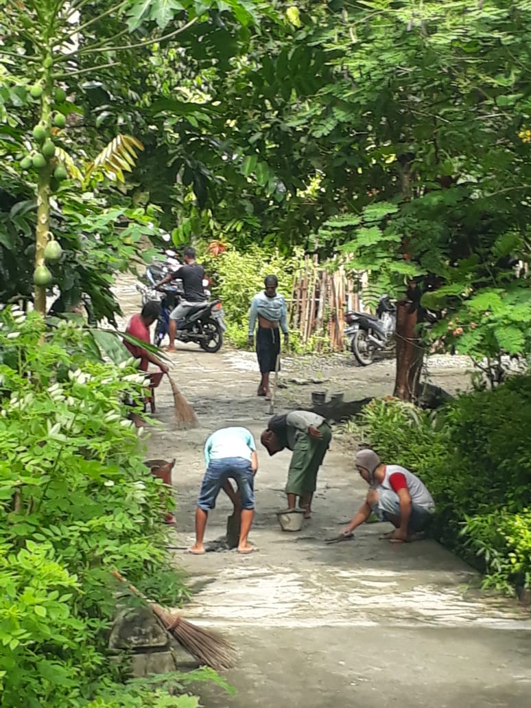 Warga Sindon RT 103/29 Kerja Bakti Tambal Jalan