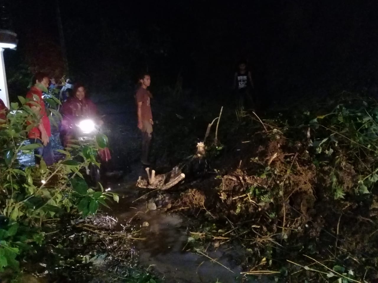 Longsor di Jalur Wisata Gunung Kuniran Pandu