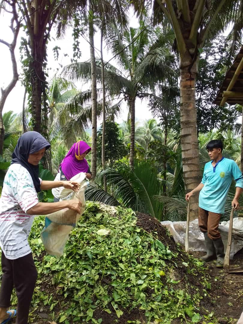 KWT Gunung Kukusan Membuat Pupuk Organik