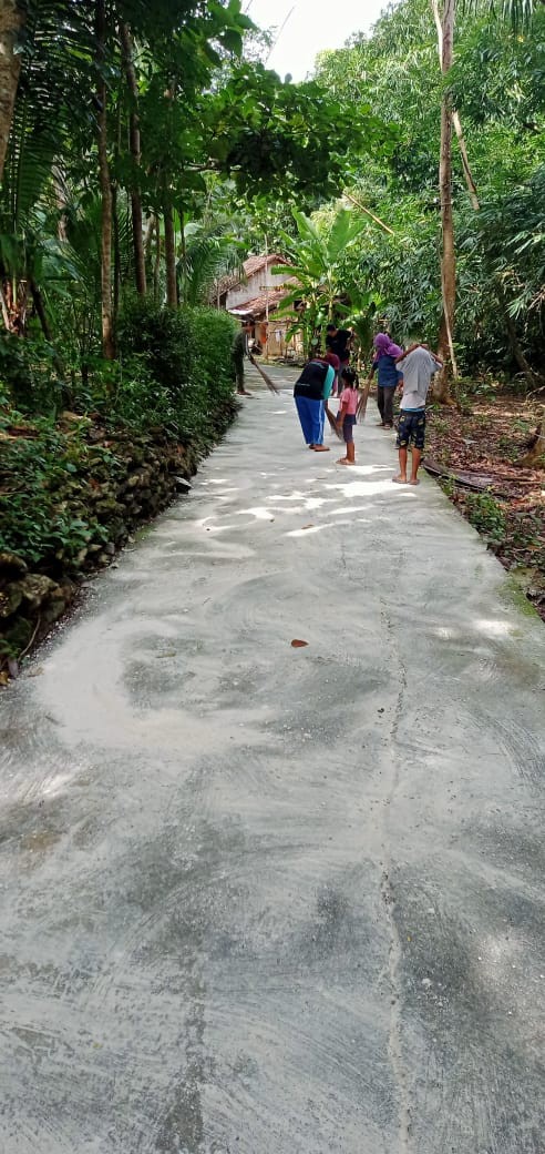 Upaya Warga Sindon Membersihkan Jalan Licin di Musim Hujan