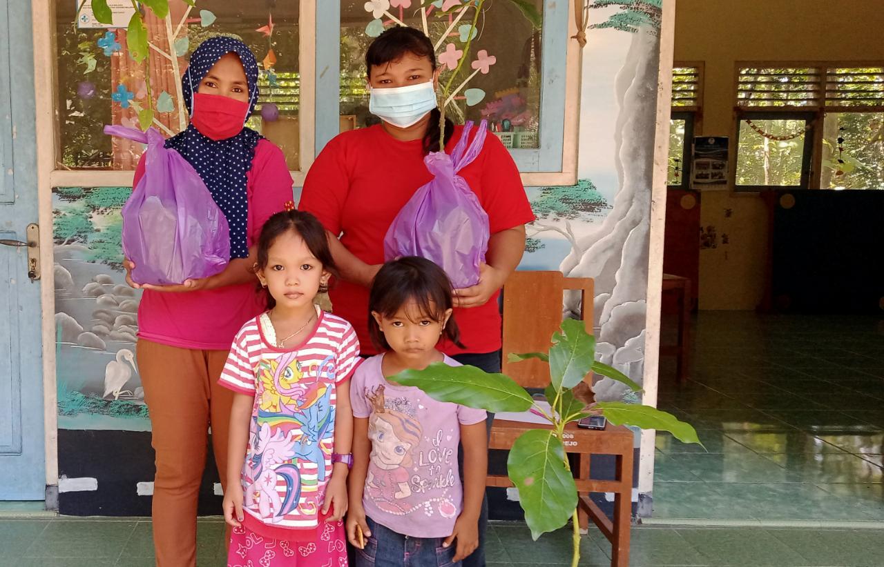 Pembagian Bibit Alpukat untuk 9 Anak Sindon