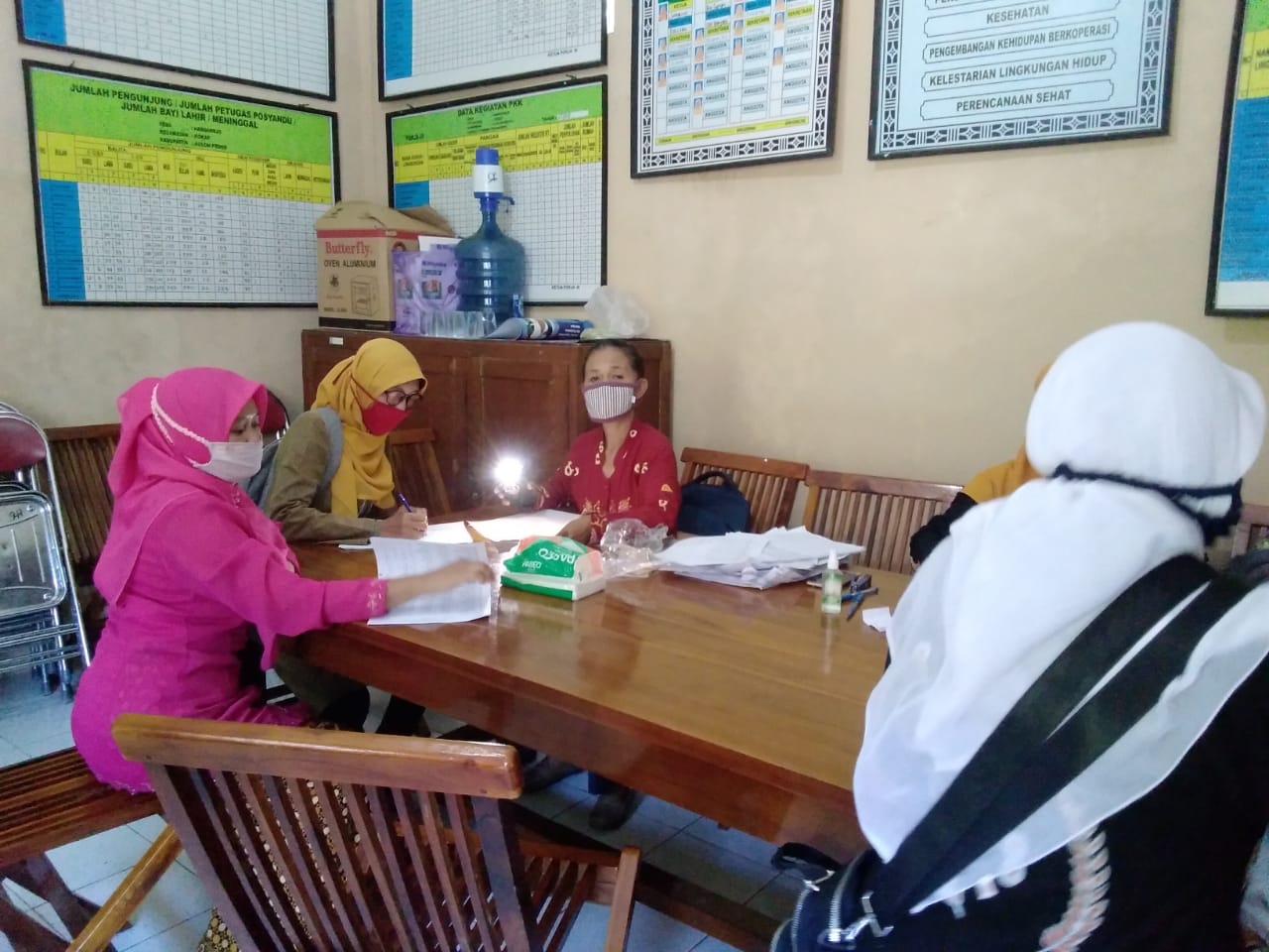 Penerimaan Honor Kader Kesehatan dan Guru Ngaji Bulan Maret - April