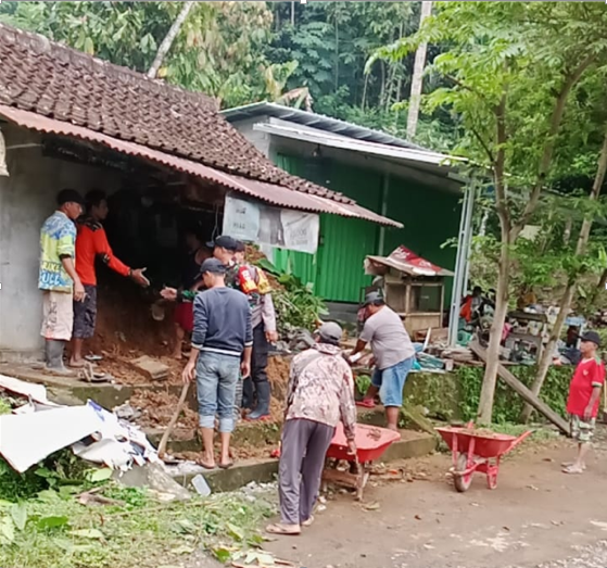 Kerja Bakti Efek Tanah Longsor Di Padukuhan Gunung Kukusan